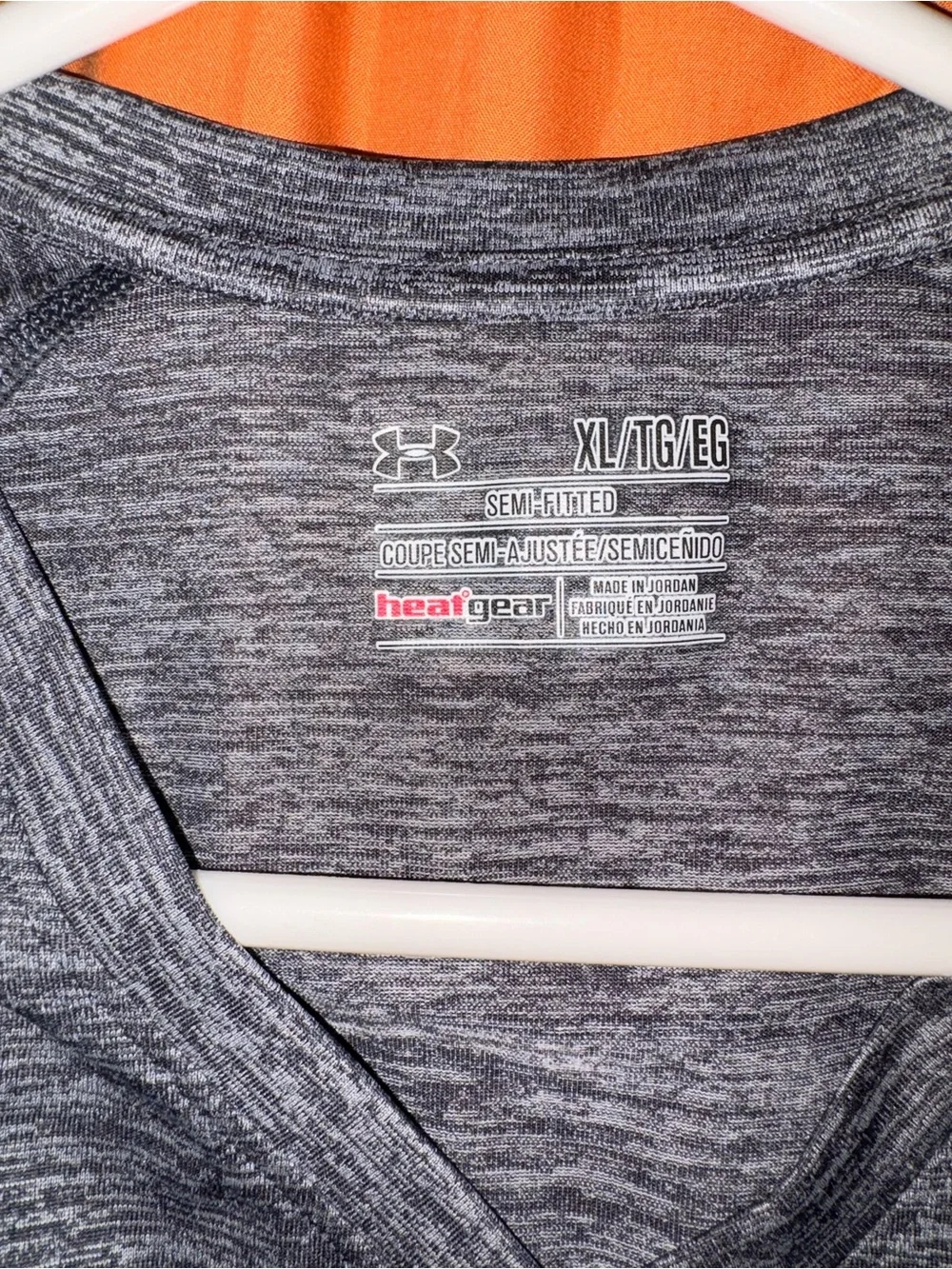Under Armour women’s Dark Charcoal Heather V-Neck Performance Tee